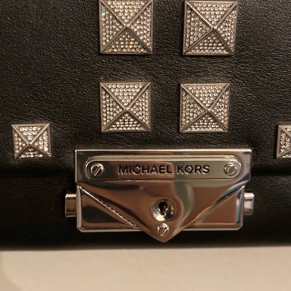 Michael Kors brand new bag can be used as a clutch or on the arm - Picture 3 of 4